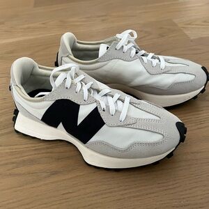New Balance Women’s 327 (sea salt/white). Excellent condition. Size 7